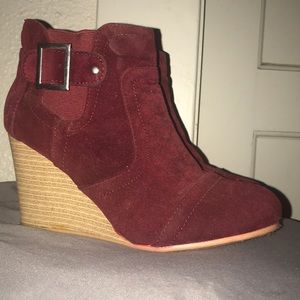 Comfy burgundy wedges bootie